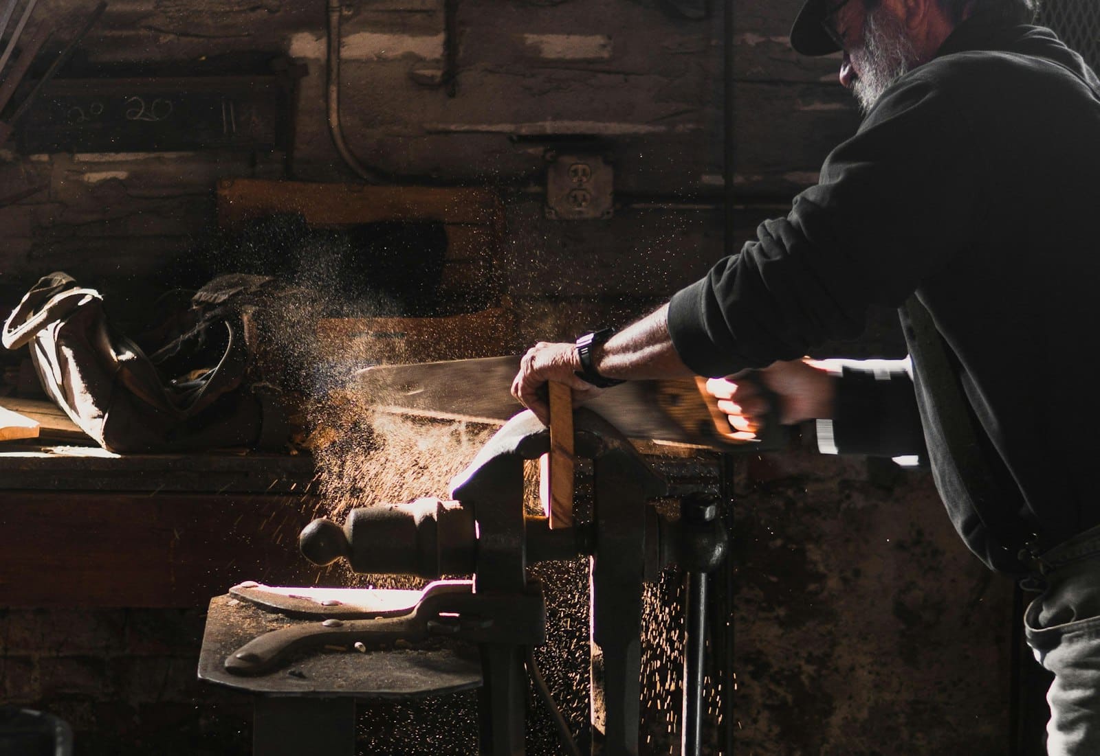 Artisan auto-entrepreneur au travail, concerné par l'obligation d'assurance
