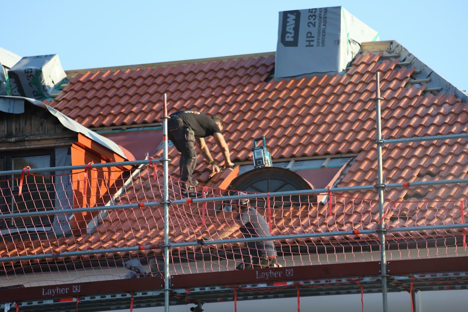 Artisan du bâtiment sur un chantier soumis à la décennale