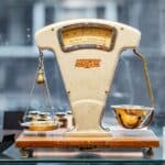 Balance à plateaux, peser avantages et coûts de l'e-commerce