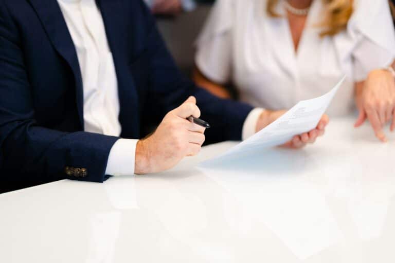 Employeur en consultation avec un avocat avant une audience prud'homale