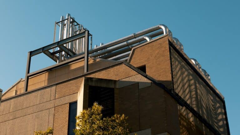 Bâtiment professionnel équipé d'installations techniques en toiture