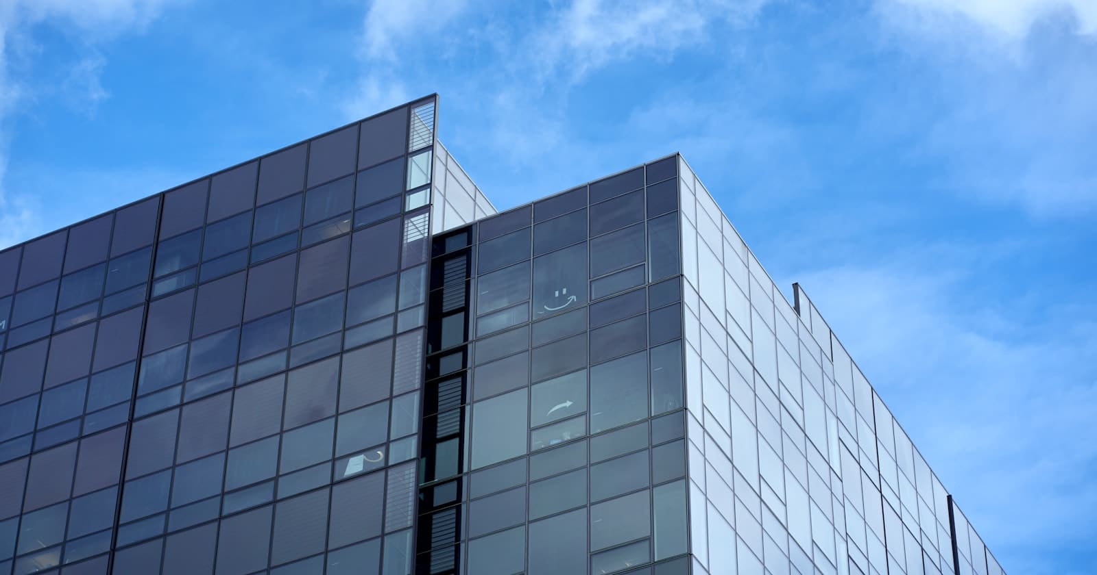 Façade d'un immeuble de bureaux sous le soleil