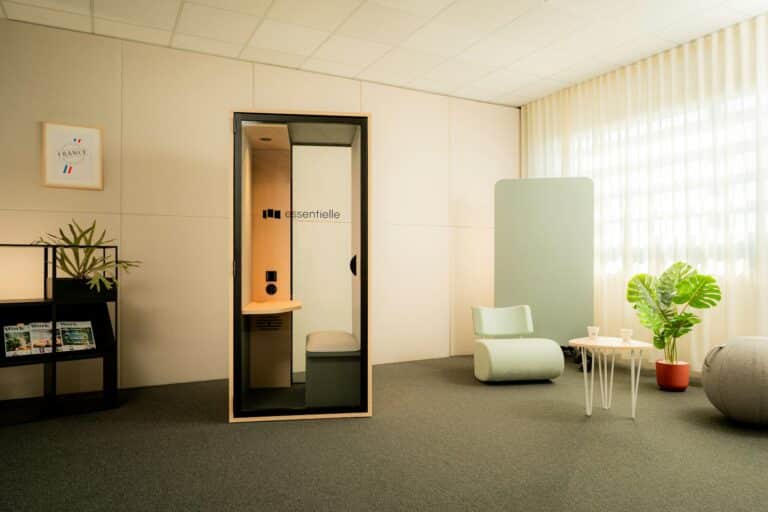 Cabine acoustique une place installée au milieu d'un open space