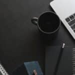 Ordinateur portable et carnets, écrire le blog de son entreprise