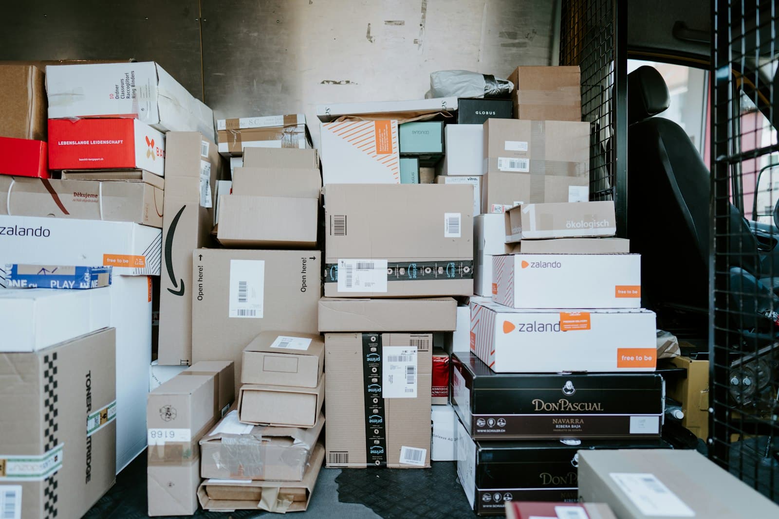 Pile de colis d'expédition, la logistique d'une boutique en ligne