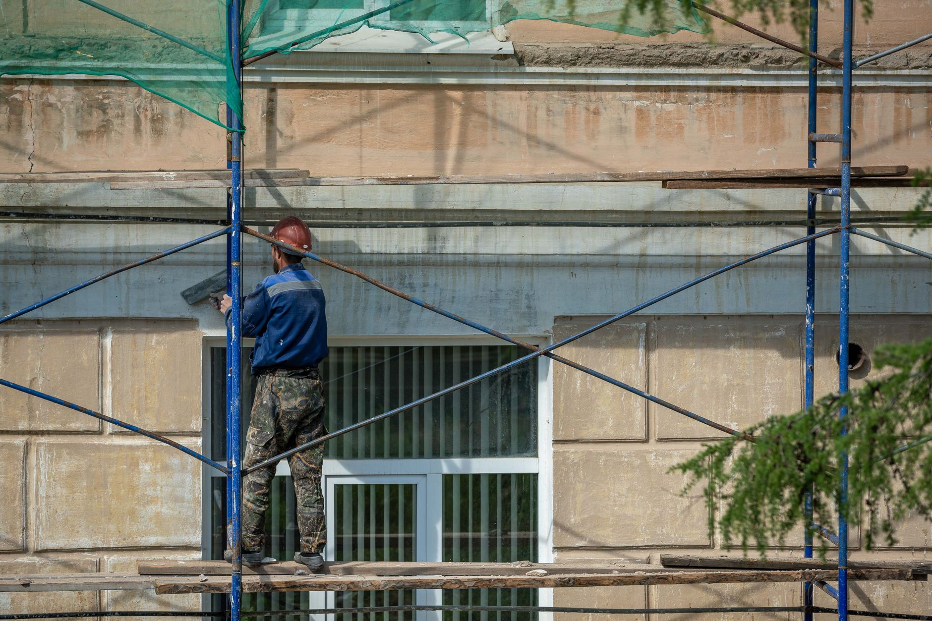 Échafaudage monté le long de la façade d'un bâtiment