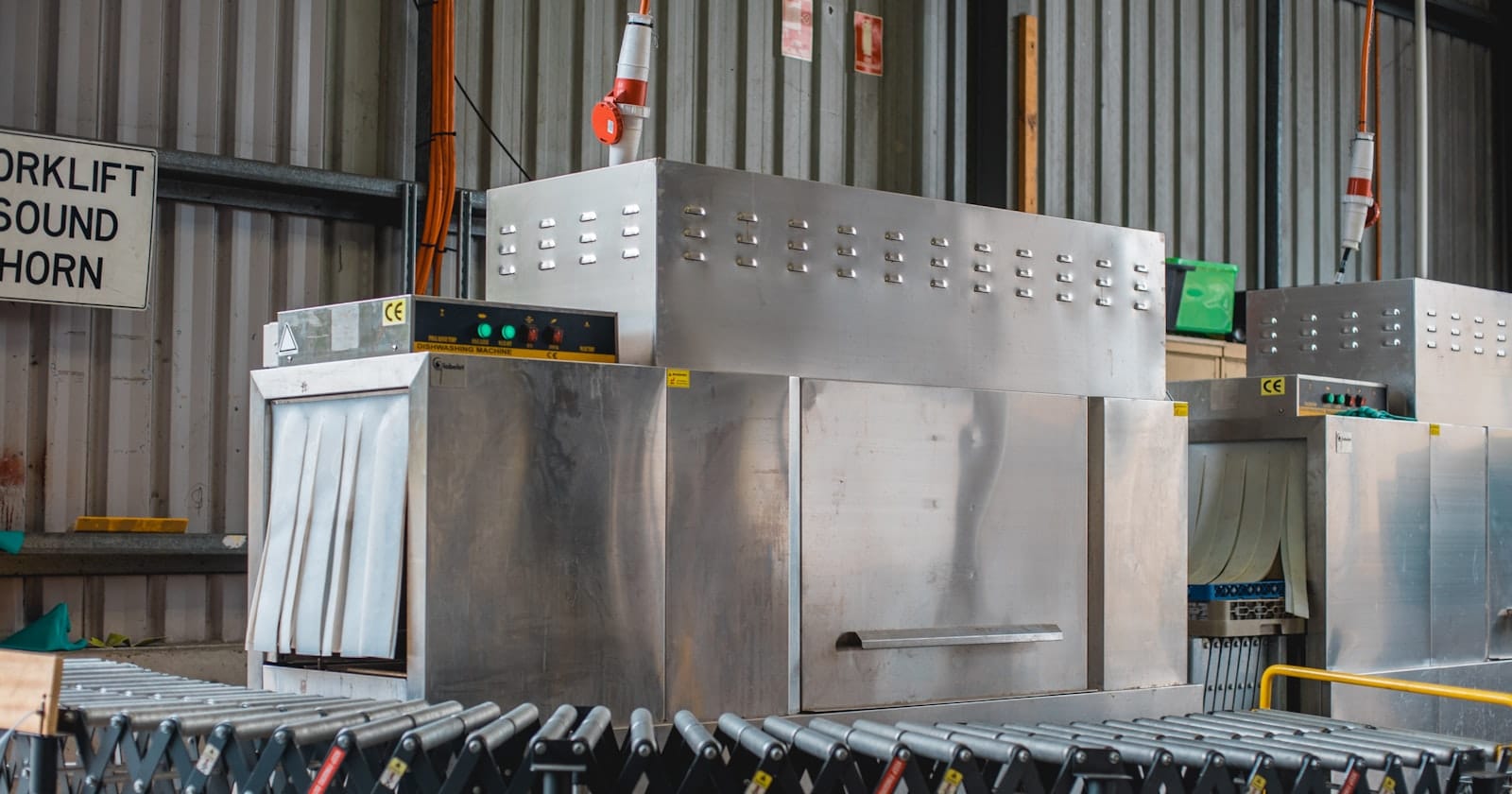 Équipement professionnel en inox dans un local technique d'établissement