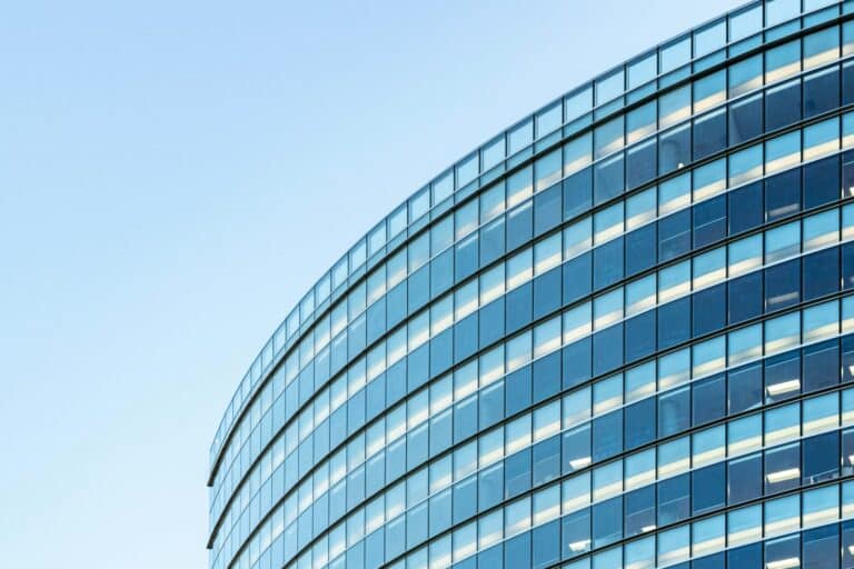 Façade entièrement vitrée d'un immeuble de bureaux