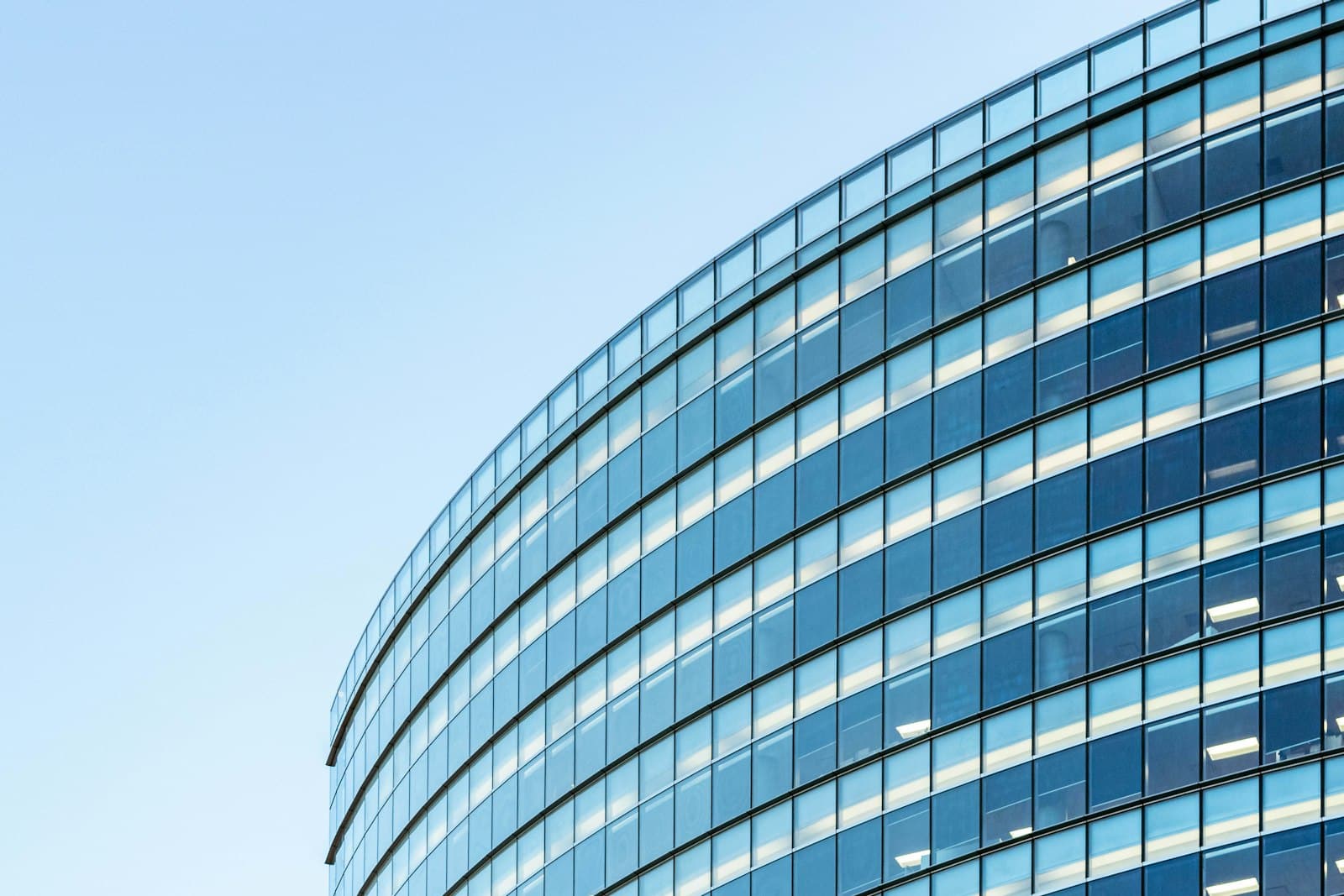Façade entièrement vitrée d'un immeuble de bureaux