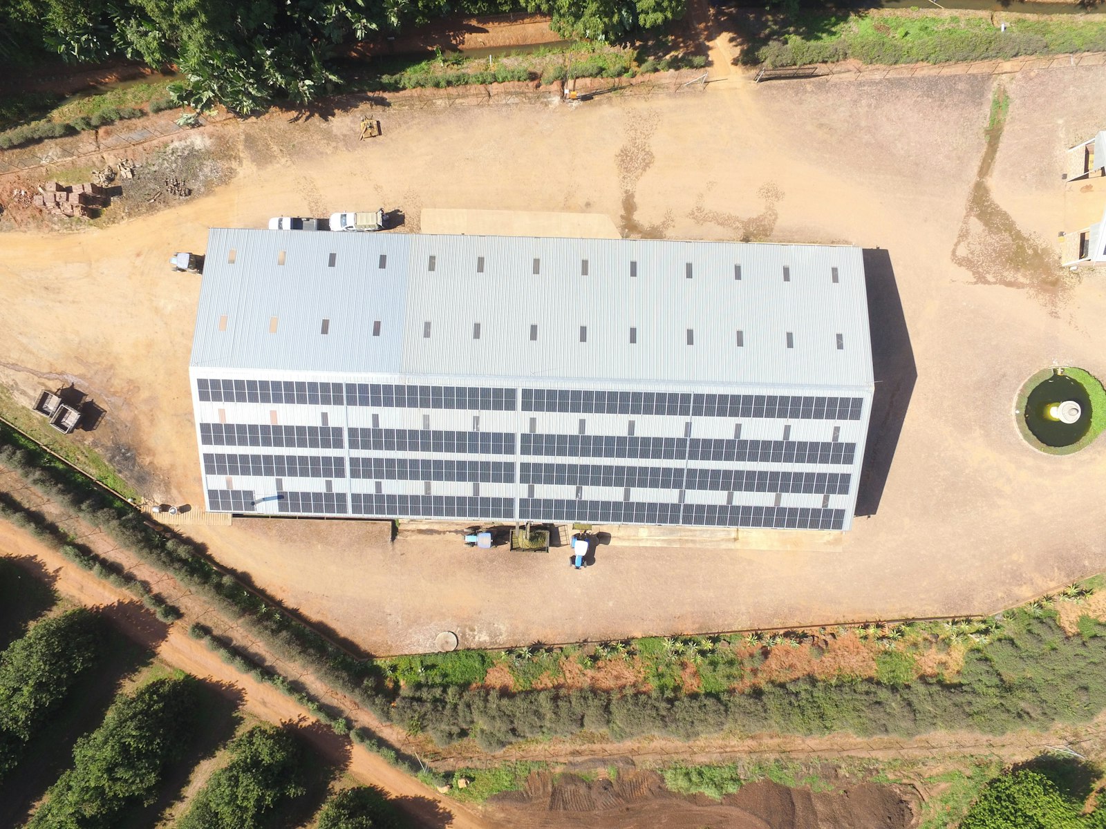 Bâtiment d'entreprise équipé de panneaux solaires