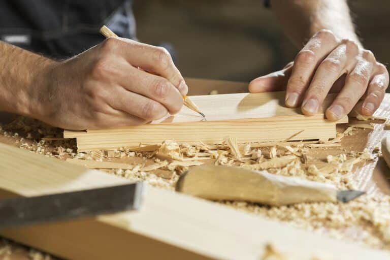 Travail de précision en menuiserie, compétence de la filière bois