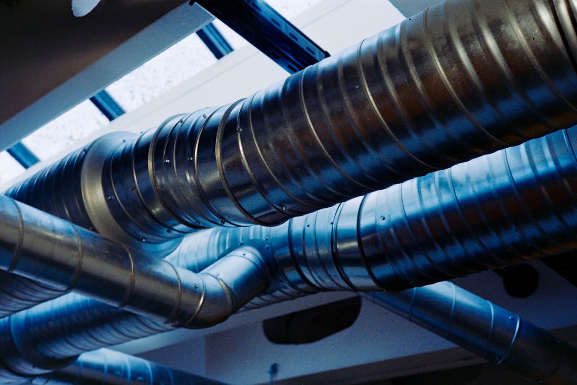 Gaine métallique d'un système de ventilation dans un local technique