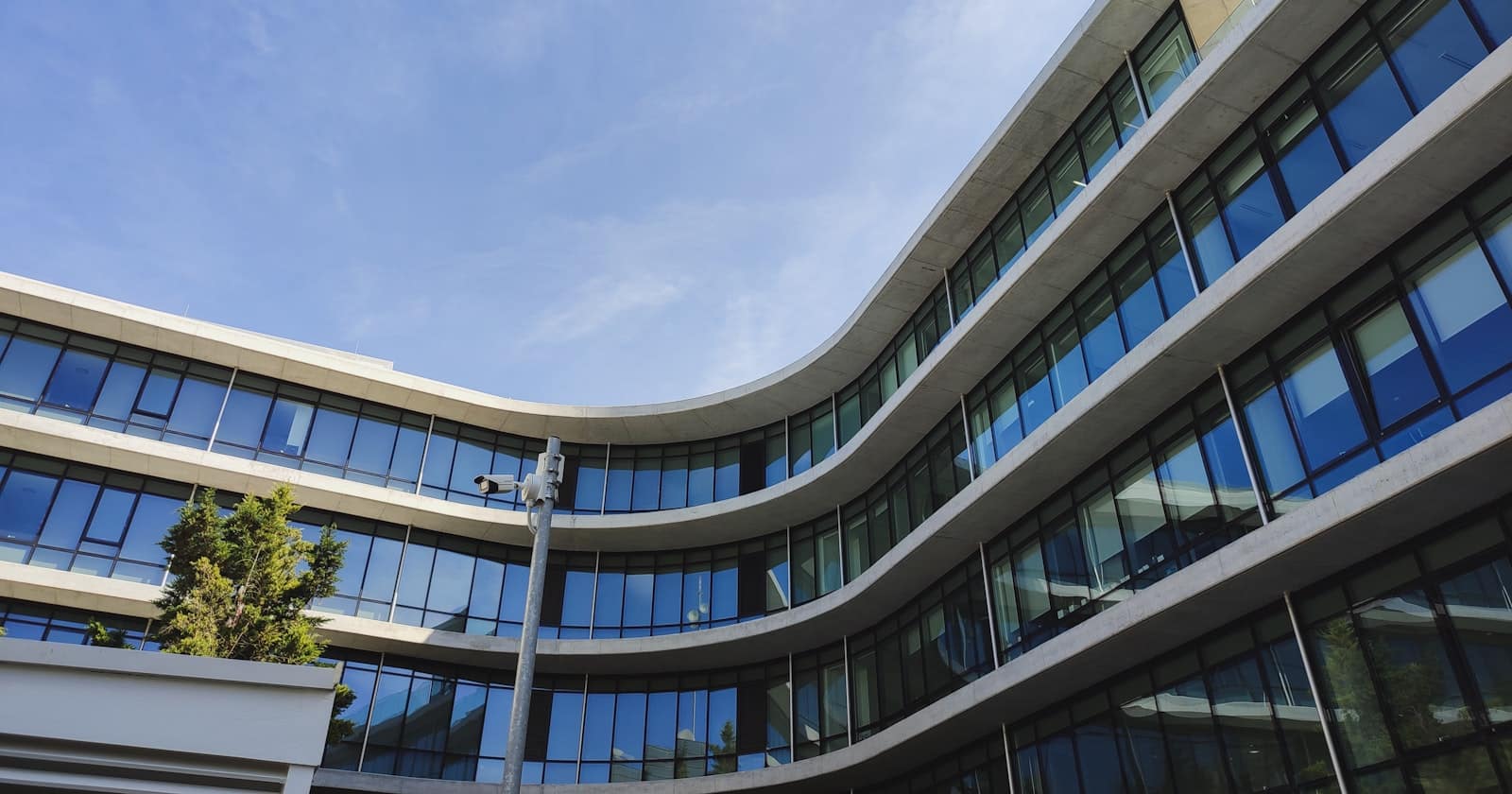 Façade vitrée d'un immeuble de bureaux à plusieurs étages
