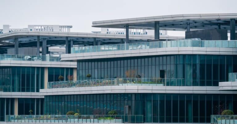 Immeubles de bureaux à façades vitrées et toitures plates