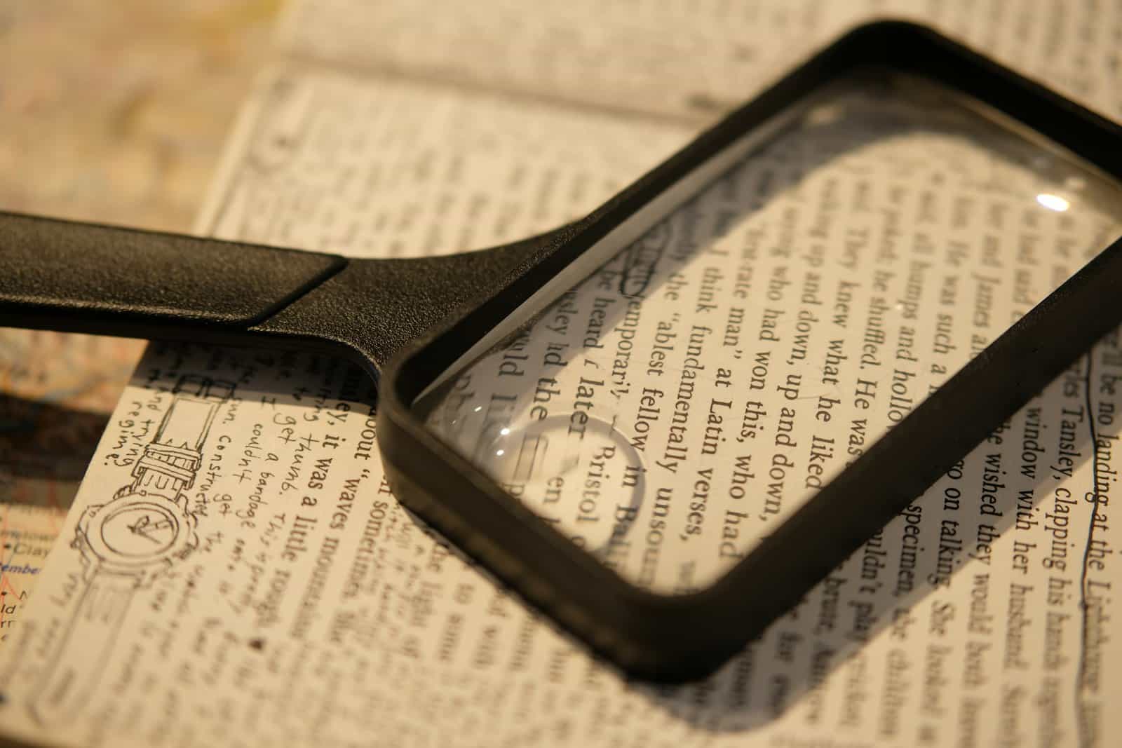 Loupe sur les petits caractères et exclusions d’un contrat