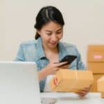 E-commerçant préparant lui-même ses commandes à domicile