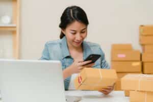 E-commerçant préparant lui-même ses commandes à domicile