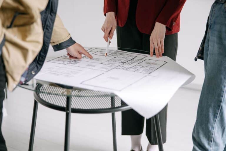 Plans et documents d'un marché de construction sur une table