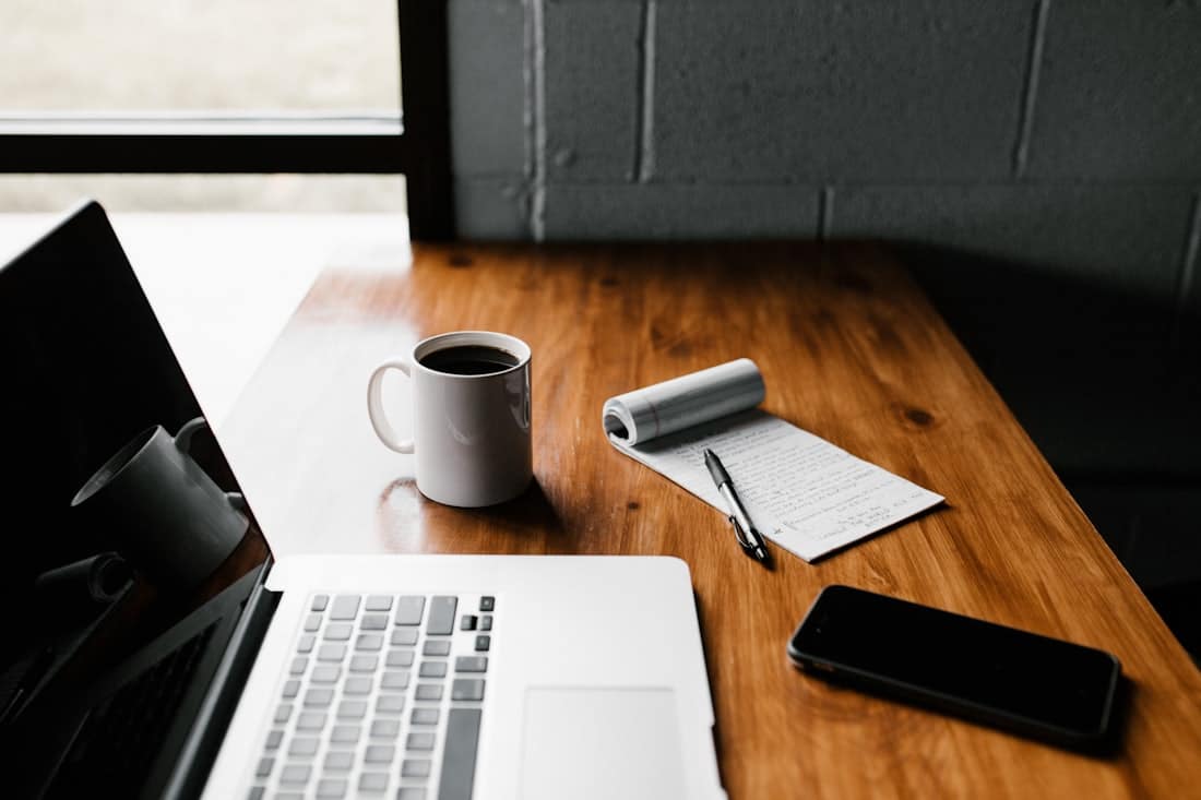Bureau épuré avec carnet et espace de travail