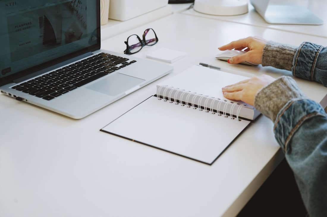 Professionnel relisant un contrat et des documents à son bureau