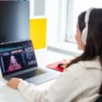 Animer un webinaire B2B depuis son bureau, casque et ordinateur portable