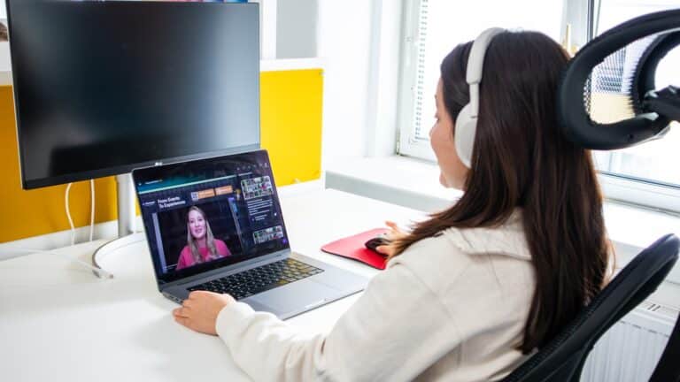 Animer un webinaire B2B depuis son bureau, casque et ordinateur portable