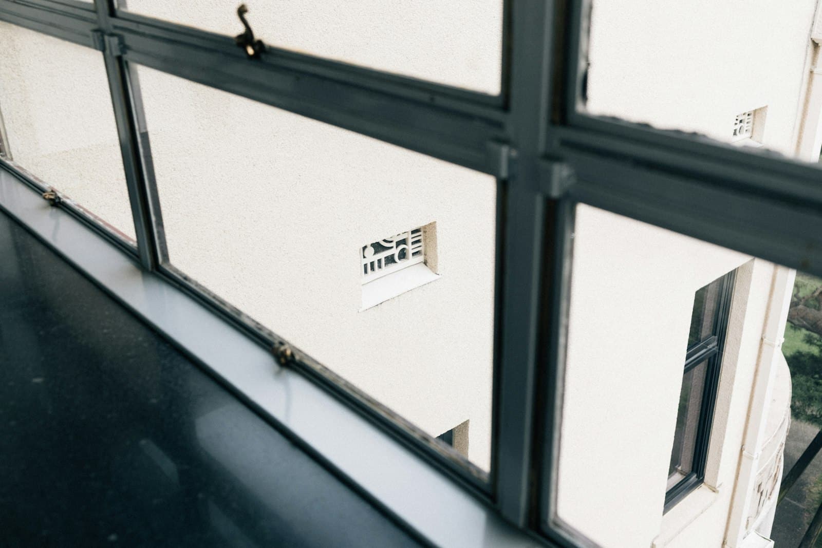 Ouvrants répétitifs sur la façade d'un immeuble de bureaux