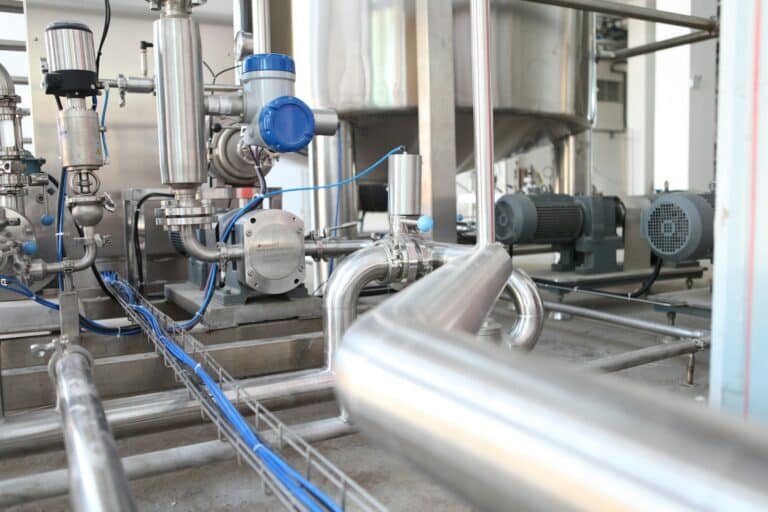 Pompe à chaleur industrielle installée dans un local technique