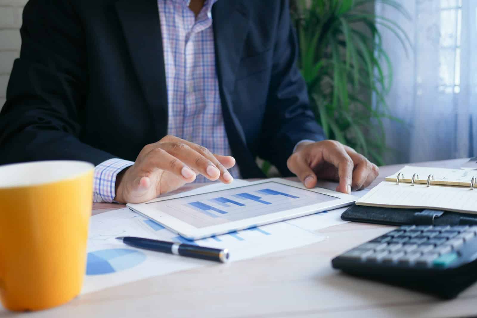 Dirigeant arbitrant le placement de la trésorerie de son entreprise