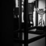 Trophée sur une table, image de la réputation que construisent les relations publiques