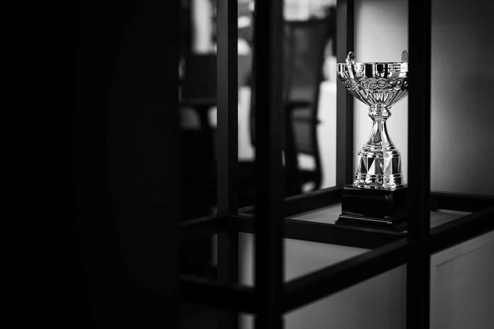 Trophée sur une table, image de la réputation que construisent les relations publiques