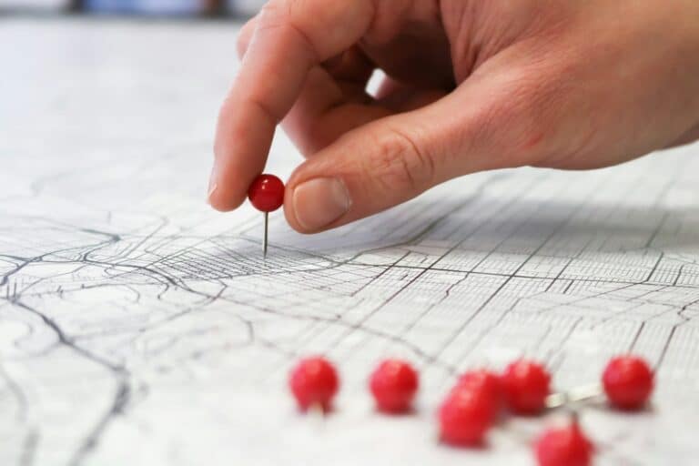 Épingles sur une carte, image d'un réseau de franchise à piloter localement