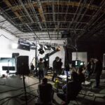 Plateau de tournage éclairé, production vidéo professionnelle pour entreprise