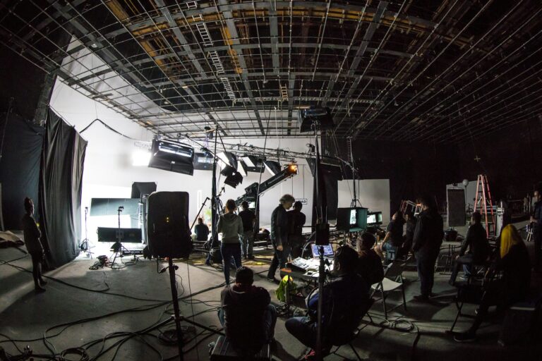 Plateau de tournage éclairé, production vidéo professionnelle pour entreprise