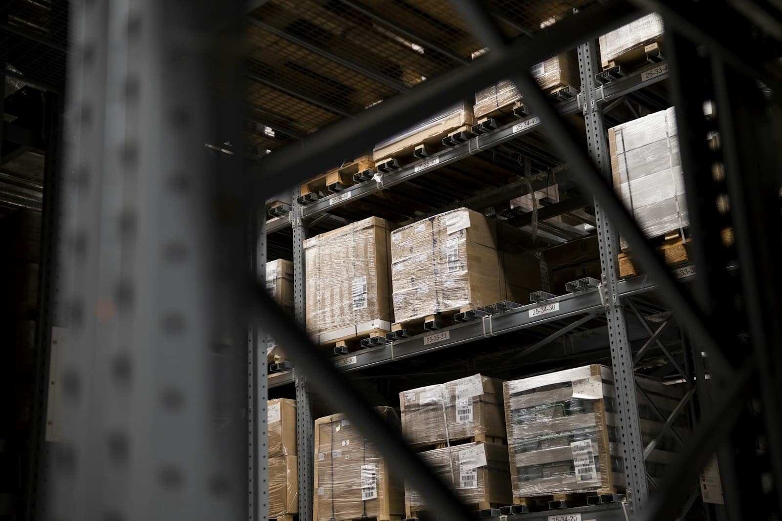 Entrepôt rempli de cartons et de palettes à évacuer avant un débarras de local professionnel
