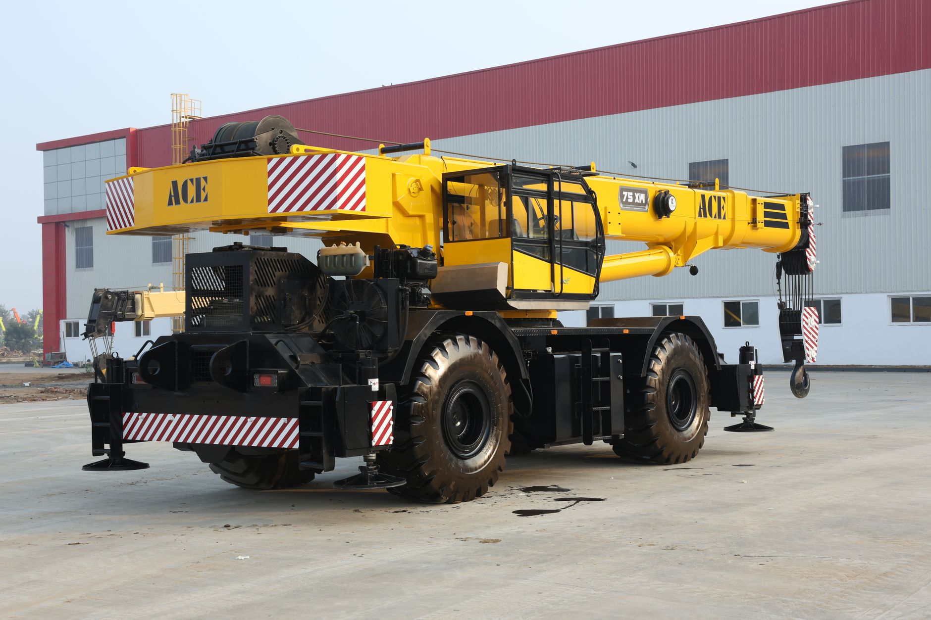 Grue mobile automotrice tout-terrain stationnée sur un site industriel